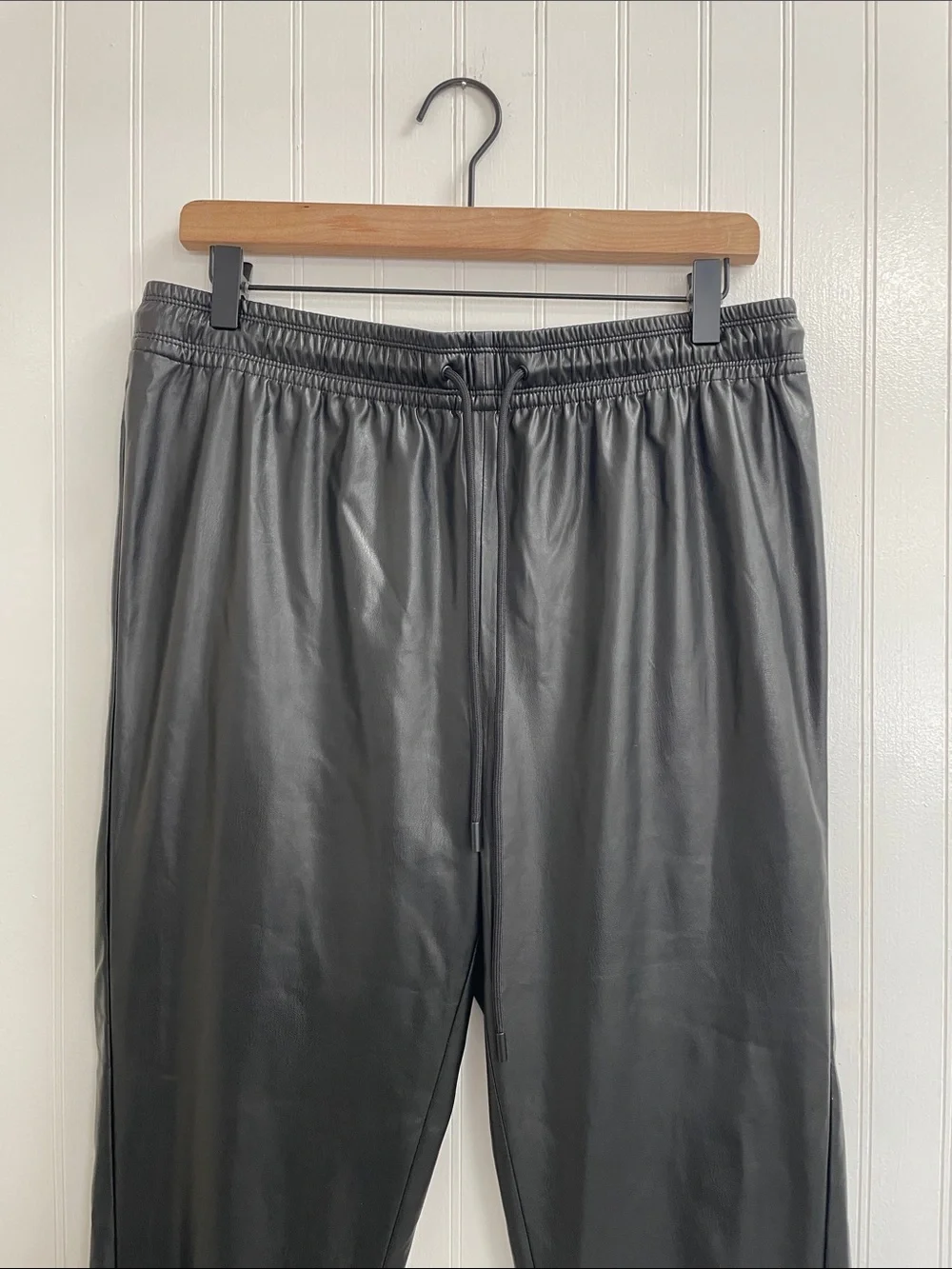 THEORY Slit Pull-On Pant in Paper Faux Vegan Leather Mobwife in Black Size 8